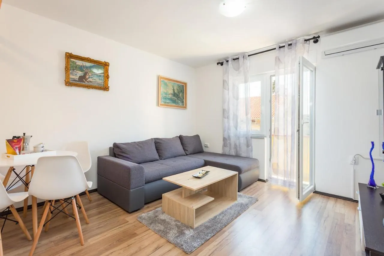 Sunny Apartment Ili Near Amfiteatar contacts
